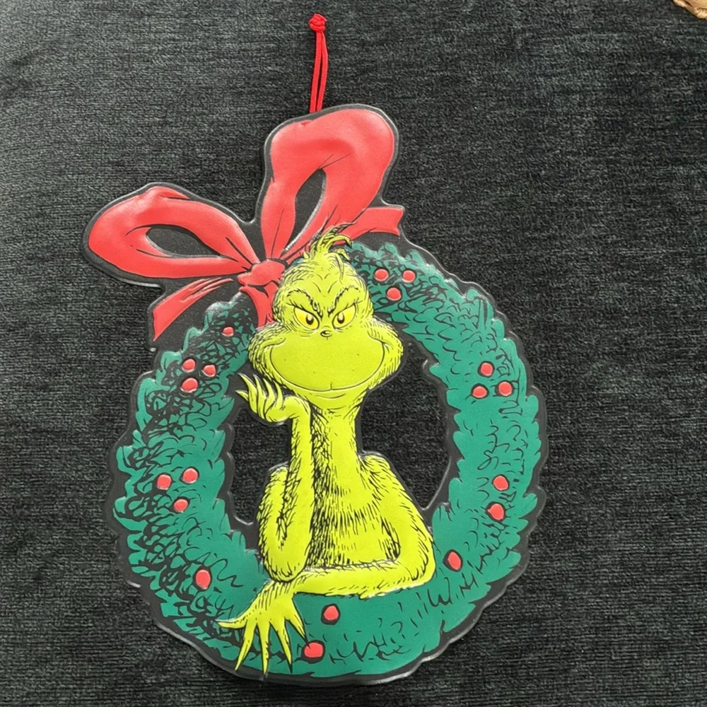NWT- 17-1/4 x13- The Grinch- Metal Holiday Wreath Decoration w/ Large Red Bow